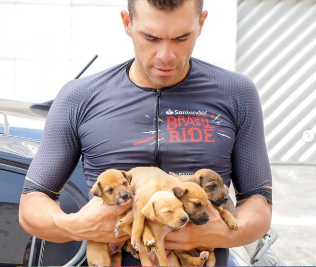 Cyclists found five puppies buried alive in a hole and gave them a lift to save their lives