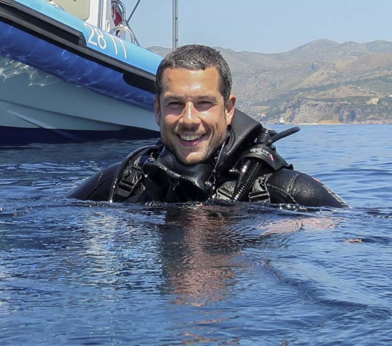 Photographer captures a beautiful moment when giant jellyfish swims under kayak