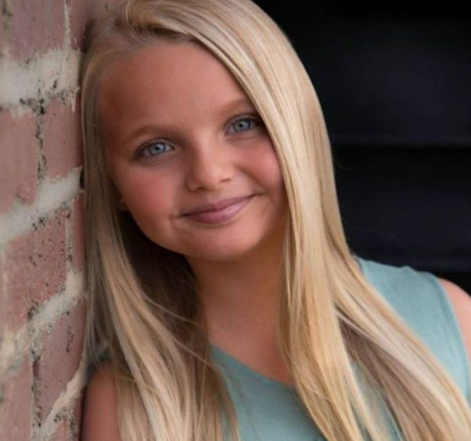 The famous doll-like girl is already 9 years old: see what she looks like today