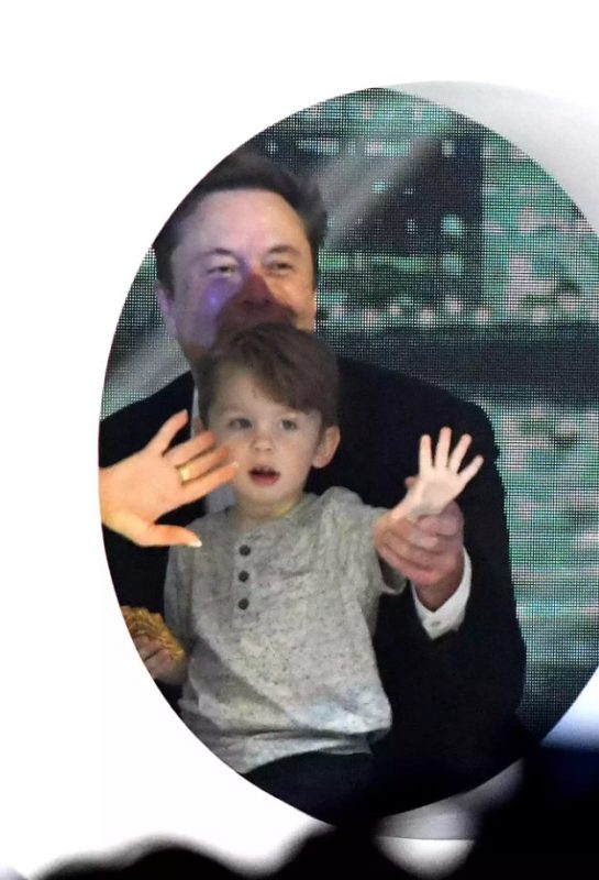 Elon Musk for the first time appeared in public with his grown son: the billionaire inventor touched his fans