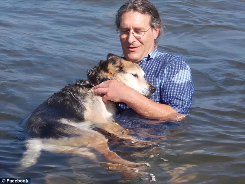 Every evening, a simple gesture but full of emotion, a suspended moment between a man and his dog