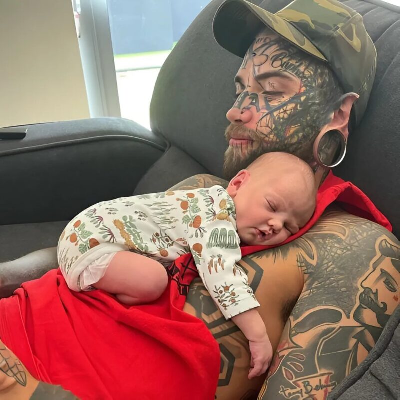 He removes his tattoos for his daughter: The heartbreaking transformation of a young father