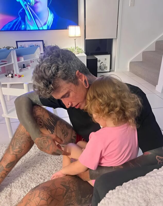 He removes his tattoos for his daughter: The heartbreaking transformation of a young father