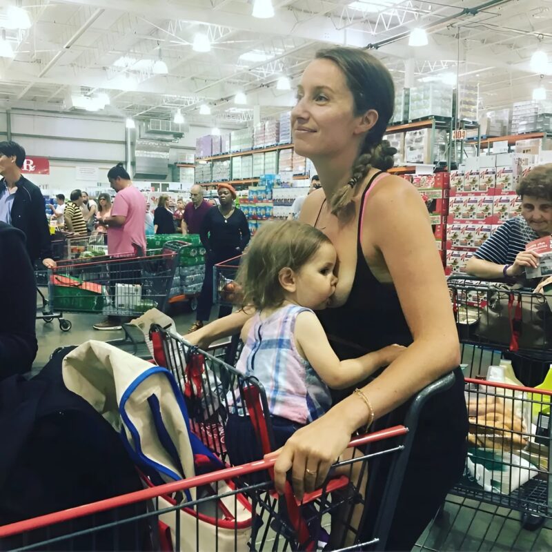 A young mom posts a photo of herself breastfeeding her daughter in public — and silences critics with a powerful response