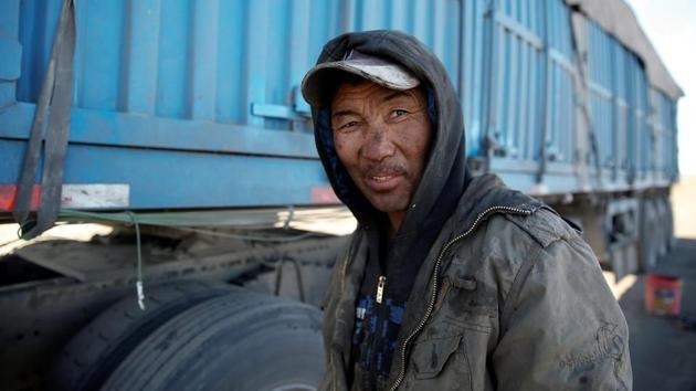 Every day, a man crossed the border with an old truck filled with construction debris. The customs officers systematically searched his cargo, convinced that he was smuggling something illegal… But when the truth finally came out, everyone was left speechless